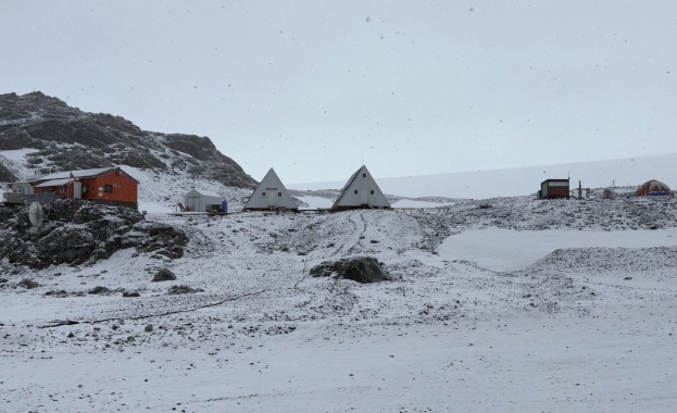 Докато у нас празничните дни са свързани с топлината на
