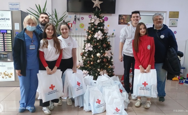 В навечерието на празниците доброволците на Българския младежки Червен кръст