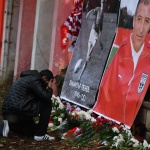 Стотици отдават почит на легендарния Димитър Пенев пред стадион "Българска армия"