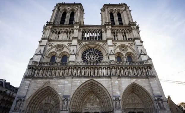 Година след повторното си отваряне катедралата Нотр Дам е посрещнала