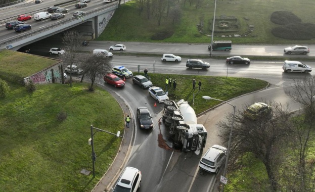 Бетоновоз се обърна на ключов столичен булевард