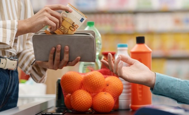 Lidl отчита около 20% ръст на плащанията в брой в първите дни на двойно обращение