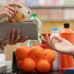 Lidl отчита около 20% ръст на плащанията в брой в първите дни на двойно обращение