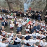 На Богоявление: Мъжкото хоро се изви във водите на Тунджа