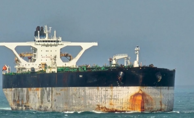 Русия изпрати подводница и военен кораб за да посрещнат и