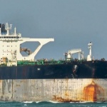 Русия ескортира с подводница празен петролен танкер, издирван от САЩ