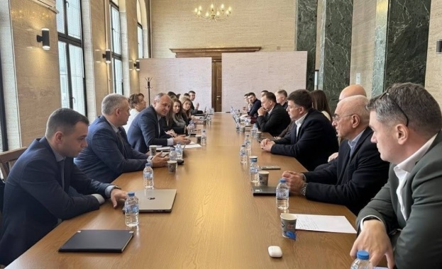 Министърът на електронното управление Валентин Мундров организира работна среща с