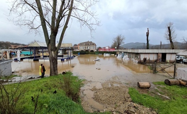 Разрушен мост наводнени квартали и населени места без ток след