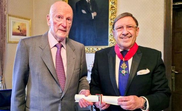 Цар Симеон II в качеството си на Велик магистър на