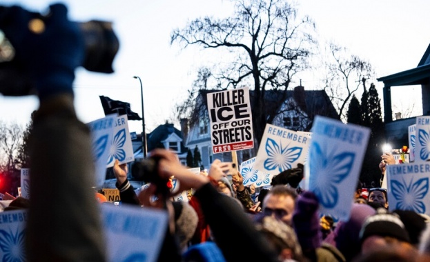На мястото бързо се събра тълпа от стотици гневни протестиращи
Служител