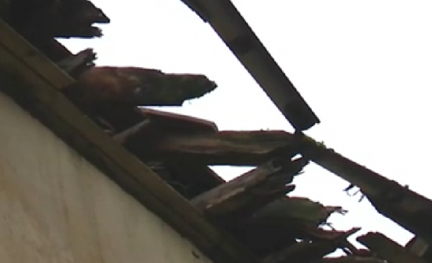 Незапомнена буря описвана от местните като торнадо нанесе сериозни щети