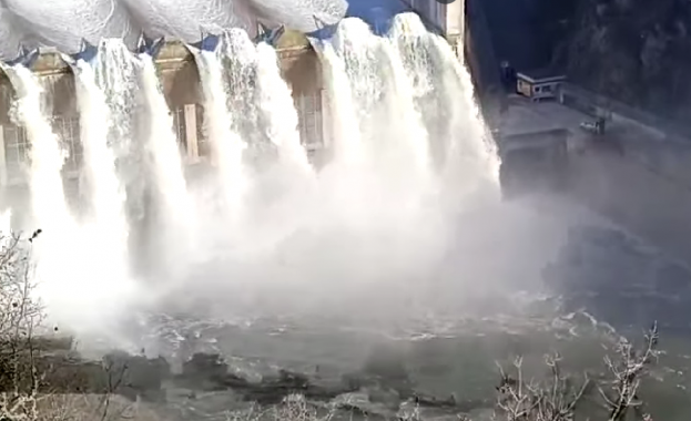 Язовир Ивайловград продължава да прелива и през днешния ден съобщава