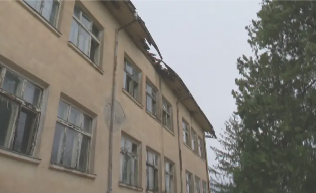 Силна буря с дъжд и вятър удари вчера сутринта ямболското