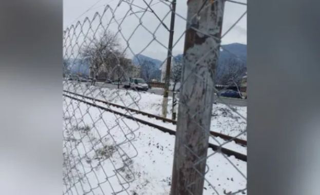 Само часове след монтирането й предпазната ограда по железопътната линия