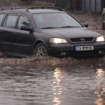 Интензивният дъжд наводни улици в София, трафикът е затруднен