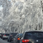 АПИ: 415 снегорина обработват пътищата в страната, , спряха камионите през „Троян-Кърнаре”. Заради снега затварят временно пътя към "Алеко" и Златните мостове