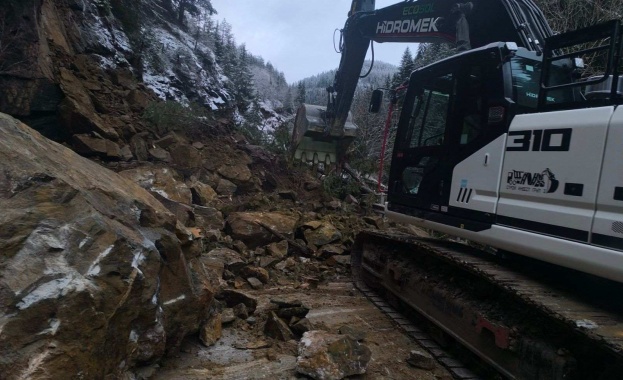 7 машини и екипи на пътноподдържащата фирма работят по разчистването