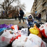 Кризата с боклука в София: Протестиращи изхвърлиха боклука си до Столична община