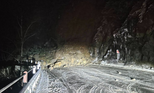 Над 150 кубични метра е скалната маса затвори пътя Смолян