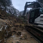 Седем машини работят по разчистването на падналата скална маса на пътя Стойките - Широка лъка