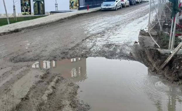 Улица в София се е превърнала в кално блато в