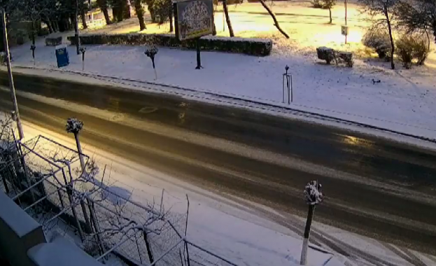Ледено време през изминалата нощ скова пътищата у нас Най