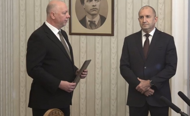 Държавният глава Румен Радев връчва полагащия се първи мандат за