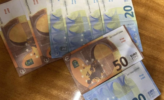 Младежи закупили от интернет реквизитни банкноти в евро и опитали