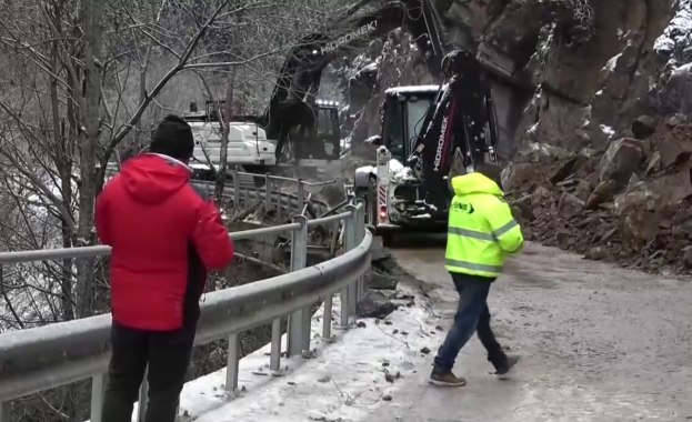 Усложнена пътна обстановка имаше в Смолянска област през почивните дни