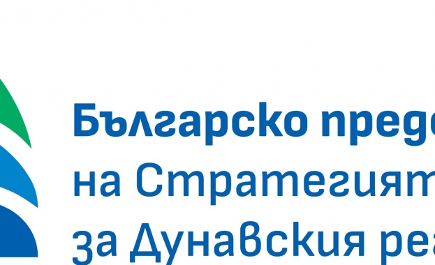 Слънце планина вода и загатващи река линии формират изображението Стилизирана