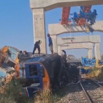 Кран падна върху влак в Тайланд, най-малко 22 души загинаха