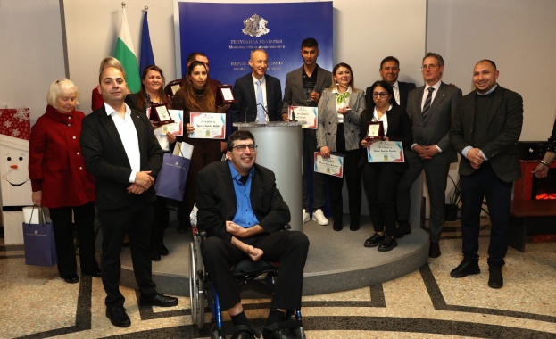 Министър Вълчев отличи образователните медиатори на 2025 година