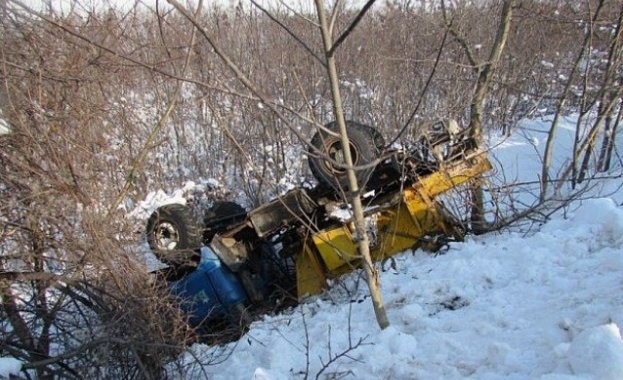 Шофьор на камион загина след като превозното средство падна в