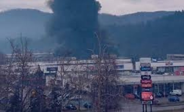 Димът е гъст черен и се стеле над целия град
Складове