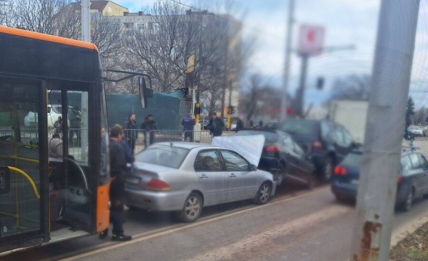 Превозните средства чакали на светофар
Голяма верижна катастрофа е станала на