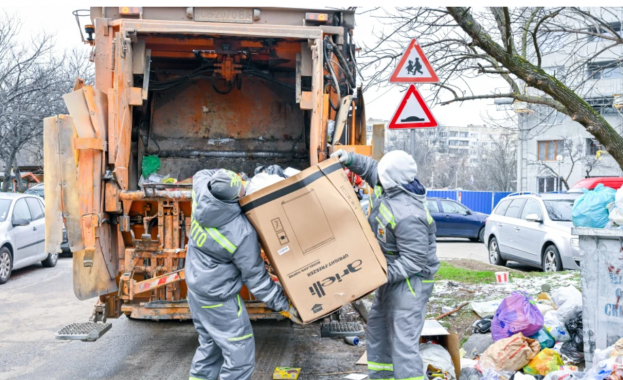 При продължаващата кризисна организация на сметопочистването в някои райони на