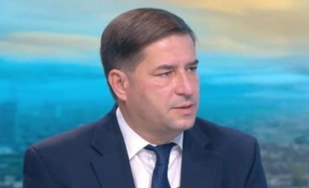 На фона на протести и скандали в парламента процедурата по