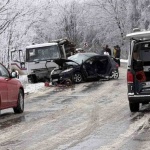 Двама души загинаха при челен удар край Ловеч. Шофьорът на камиона е избягал