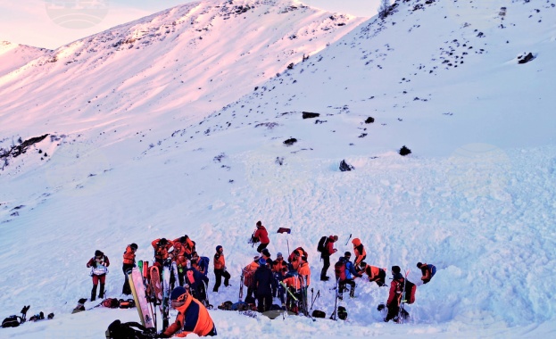 Най малко осем души загинаха при три лавини в Австрия