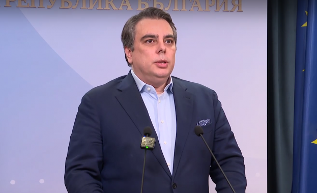 Излизането на Румен Радев на политическия терен изяснява картината в