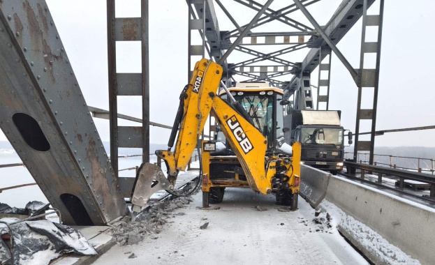 Премахнати са бордюри и стоманени плочи от тротоарните зони при