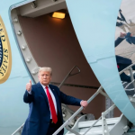 Самолетът на Тръмп се повреди във въздуха, докато той е на борда