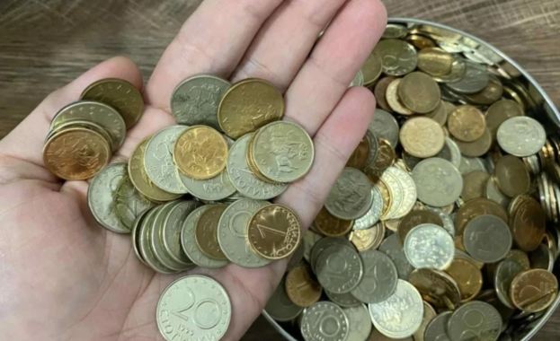 Тийнейджър открадна 1 000 лева от буркан за бакшиши съобщиха