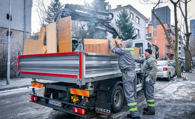 Столичната община продължава работа с пълен капацитет по сметопочистването в