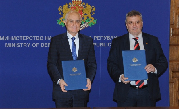 Министърът на отбраната Атанас Запрянов и ректорът на Университета за