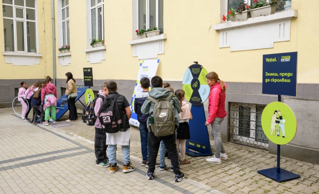 Дългогодишната програма на телекома подпомага деца учители и родители да