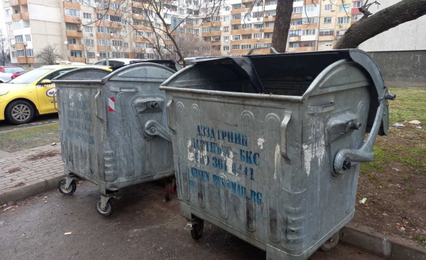 Столичната община продължава работа с пълен капацитет по сметопочистването в