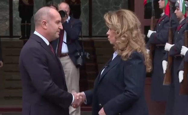 Президентът Румен Радев напусна Дондуков 2 Той беше изпратен на