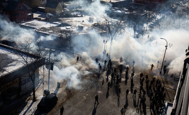 Нестихващо напрежение и гняв по улиците на Минеаполис след като