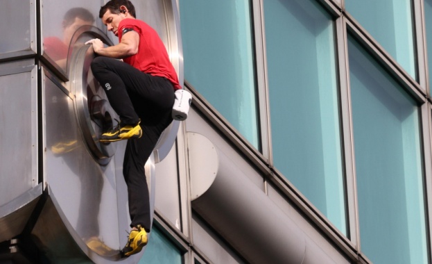 Американският катерач Алекс Хонълд достигна до върха на небостъргача Тайпе